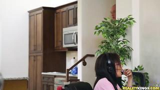 Gamer Girl Needs Anal with Aaliyah Hadid in Sneaky Sex August 14, 2019