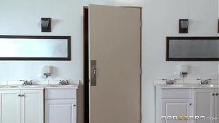 Britney Shannon, Ramon Nomar, Tommy Gunn - Anything To Get In! - Brazzers December 19, 2015