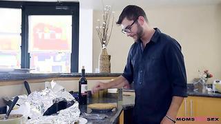 Moms Hot Pie (2017) Emma Hix, India Summer, Logan Long - Moms Teach Sex