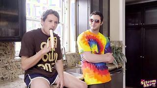 (Emily Willis, Brad Sterling) That 70s Ho Hyde Moves on in (2019) - That Sitcom Show